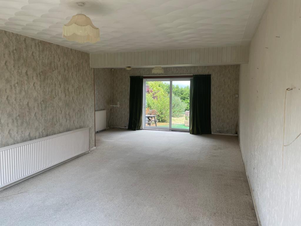 Lot: 123 - DETACHED CHALET BUNGALOW FOR IMPROVEMENT - Photo of living room